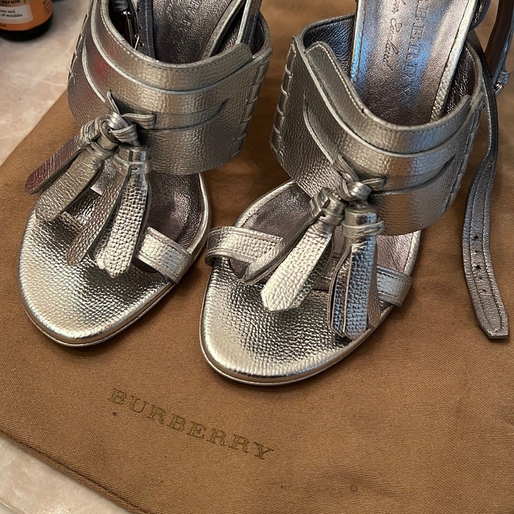 It’s a beautiful shoes but I wanted to sell it because I can’t used it anymore